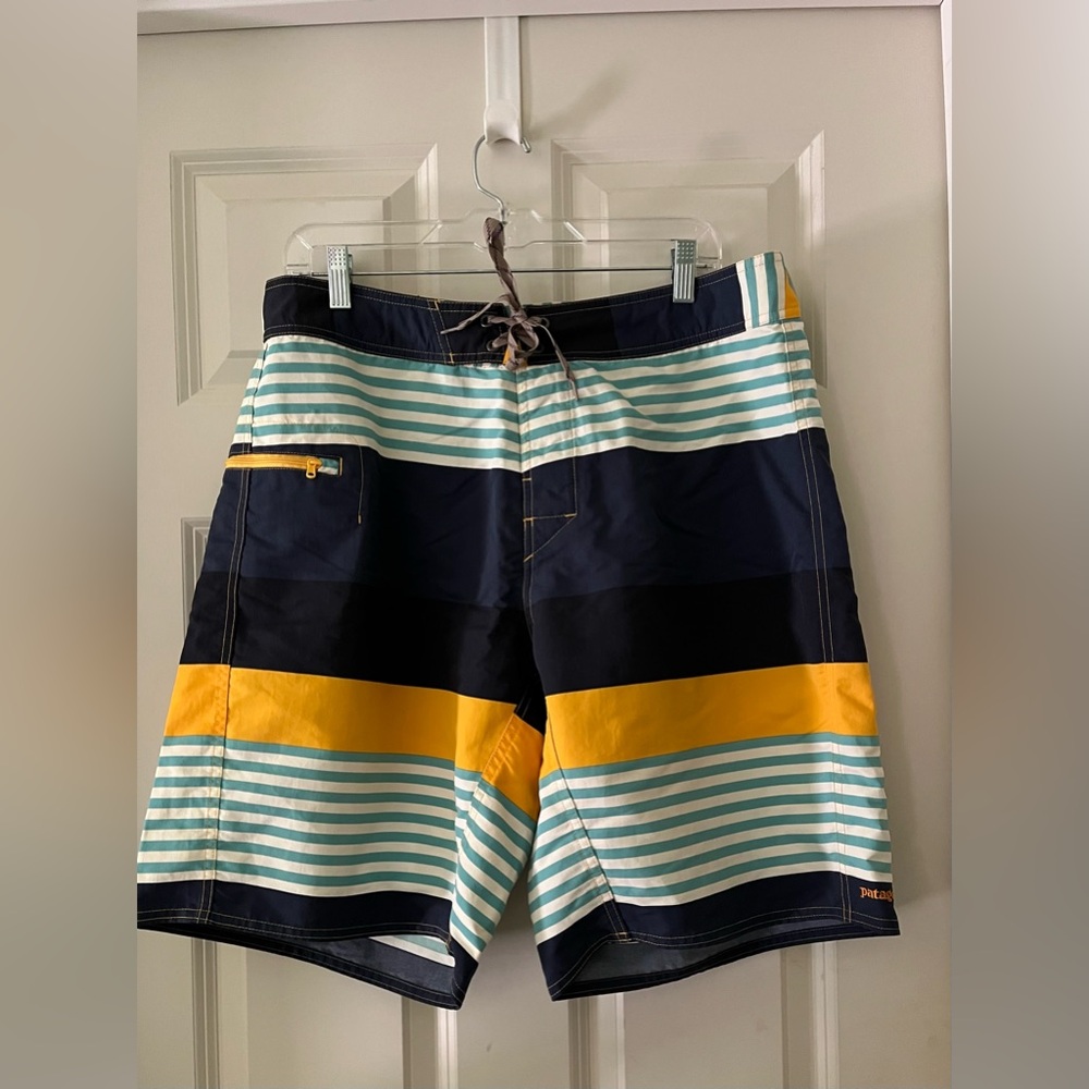 Men’s Patagonia Wavefarer Board shorts Striped
Zipper Pocket Swim suit size 36